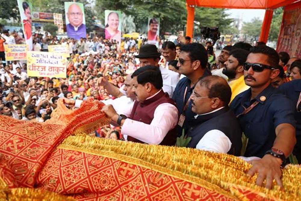इंदौर में विशाल चुनरी यात्रा में शामिल हुए मुख्यमंत्री डॉ. यादव इंदौर में विशाल चुनरी यात्रा में शामिल हुए मुख्यमंत्री डॉ. यादव