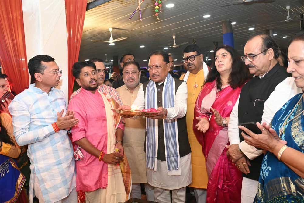 मुख्यमंत्री निवास में गरबा महोत्सव की धूम, भक्ति और उल्लास के रंग में रंगा आयोजन मुख्यमंत्री निवास में गरबा महोत्सव की धूम, भक्ति और उल्लास के रंग में रंगा आयोजन