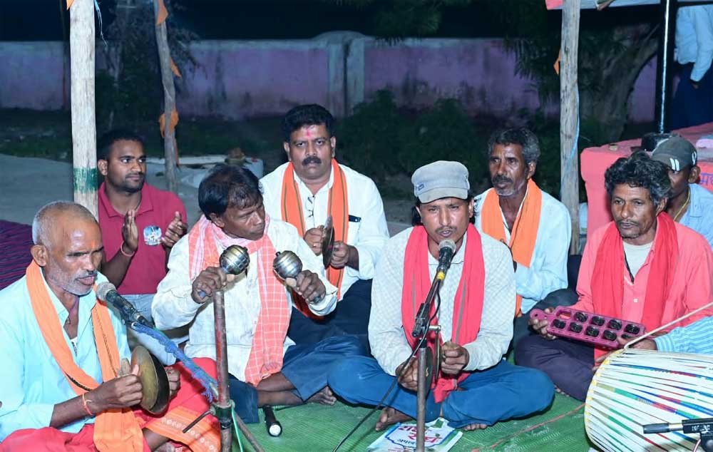 माता की भक्ति में रमे उप मुख्यमंत्री विजय शर्मा, हाथों में मंजीरा लेकर ग्रामीणों के साथ गाए जसगीत माता की भक्ति में रमे उप मुख्यमंत्री विजय शर्मा, हाथों में मंजीरा लेकर ग्रामीणों के साथ गाए जसगीत