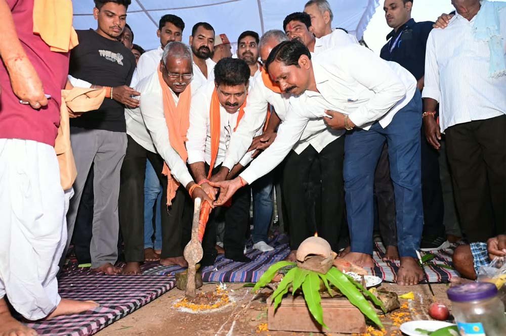 उप मुख्यमंत्री विजय शर्मा ने 78.51 लाख रुपए के दो सीसी सड़क सह नाली निर्माण कार्यों का किया भूमिपूजन