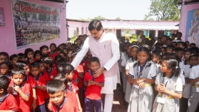 मुख्यमंत्री डॉ. यादव काफिला रुकवाकर पहुंचे स्कूल, बच्चों से किया आत्मीय संवाद