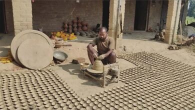 अयोध्या के कुम्हारों की चमकी किस्मत, दीपोत्सव से बढ़ा रोजगार अयोध्या के कुम्हारों की चमकी किस्मत, दीपोत्सव से बढ़ा रोजगार