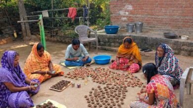 दीपोत्सव पर्व की तैयारियां प्रारंभ, स्वसहायता समूह की महिलाएं बना रही गोबर व मिट्टी के दीये दीपोत्सव पर्व की तैयारियां प्रारंभ, स्वसहायता समूह की महिलाएं बना रही गोबर व मिट्टी के दीये