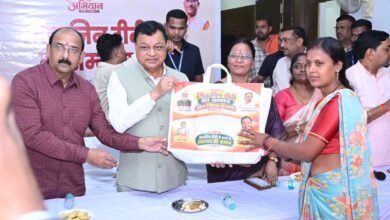 सेवा संकल्प अभियान के तहत मितानिन दीदियों का कैबिनेट मंत्री लखन लाल देवांगन ने किया सम्मान, जनसेवा में योगदान की सराहना की सेवा संकल्प अभियान के तहत मितानिन दीदियों का कैबिनेट मंत्री लखन लाल देवांगन ने किया सम्मान, जनसेवा में योगदान की सराहना की