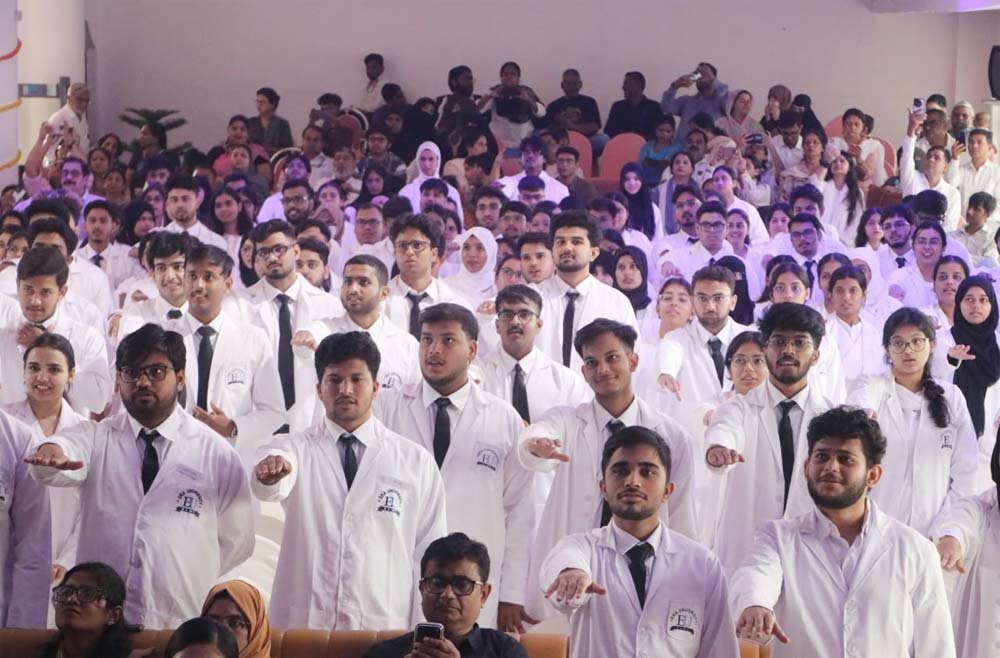 एरा मेडिकल कॉलेज में नये बैच की व्हाइट कोट सेरेमनी सम्पन्न एरा मेडिकल कॉलेज में नये बैच की व्हाइट कोट सेरेमनी सम्पन्न