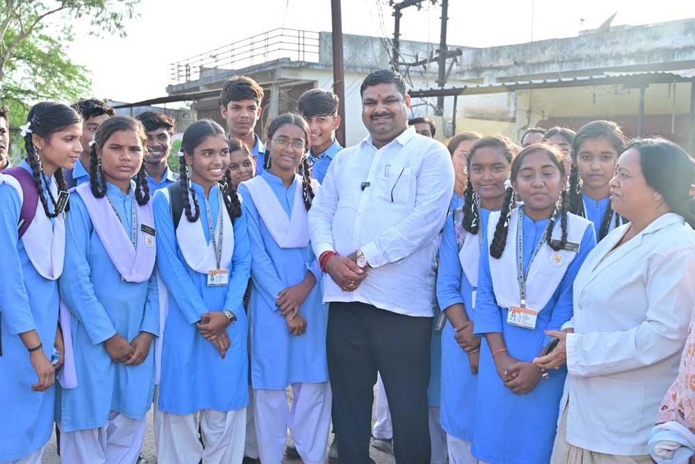 शिक्षा मंत्री गजेन्द्र यादव स्कूल से घर लौट रहे स्कूली बच्चों के बीच पहुंचकर सहज संवाद में जानी पढ़ाई और स्कूल की जरूरतें शिक्षा मंत्री गजेन्द्र यादव स्कूल से घर लौट रहे स्कूली बच्चों के बीच पहुंचकर सहज संवाद में जानी पढ़ाई और स्कूल की जरूरतें