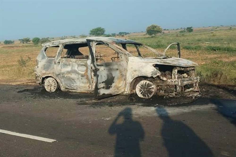 हाईवे पर कार में लगी आग, डायल-112 की तत्परता से 07 यात्रियों को सुरक्षित बाहर निकाल कर अस्पताल पहुँचाया हाईवे पर कार में लगी आग, डायल-112 की तत्परता से 07 यात्रियों को सुरक्षित बाहर निकाल कर अस्पताल पहुँचाया