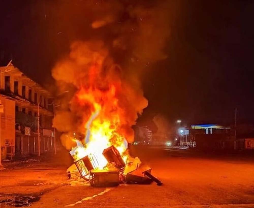 मणिपुर में फिर भड़की हिंसा, सात की मौत; धमाके में 3 CRPF जवान घायल मणिपुर में फिर भड़की हिंसा, सात की मौत; धमाके में 3 CRPF जवान घायल