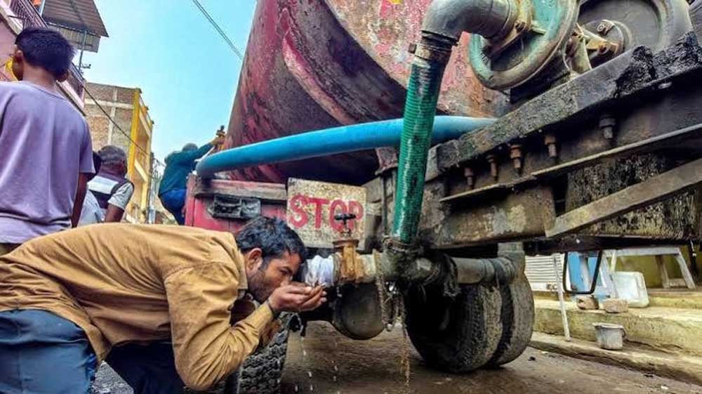 इंदौर में जल संकट पर सख्ती: GPS से होगी टैंकरों की निगरानी, पीने के पानी से गाड़ी धोने पर जुर्माना इंदौर में जल संकट पर सख्ती: GPS से होगी टैंकरों की निगरानी, पीने के पानी से गाड़ी धोने पर जुर्माना