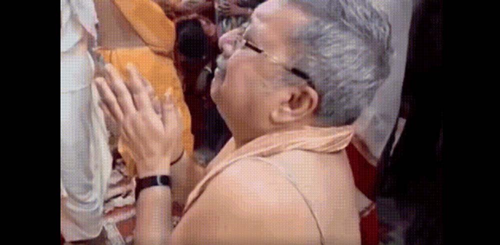मां दुर्गा के दरबार में भावुक हुए TMC सांसद कल्याण बनर्जी मां दुर्गा के दरबार में भावुक हुए TMC सांसद कल्याण बनर्जी