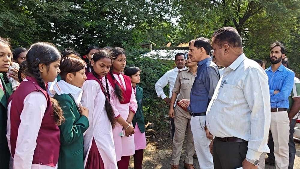 अधीक्षिका के निलंबन पर छलका छात्राओं का दर्द, ताला तोड़कर कलेक्टर से मिलने पैदल निकलीं अधीक्षिका के निलंबन पर छलका छात्राओं का दर्द, ताला तोड़कर कलेक्टर से मिलने पैदल निकलीं