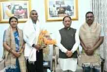 मुख्यमंत्री  विष्णु देव साय से एशियन गेम्स के कांस्य पदक विजेता एथलीट अनिमेष कुजूर ने की सौजन्य मुलाकात