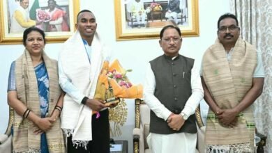 मुख्यमंत्री  विष्णु देव साय से एशियन गेम्स के कांस्य पदक विजेता एथलीट अनिमेष कुजूर ने की सौजन्य मुलाकात