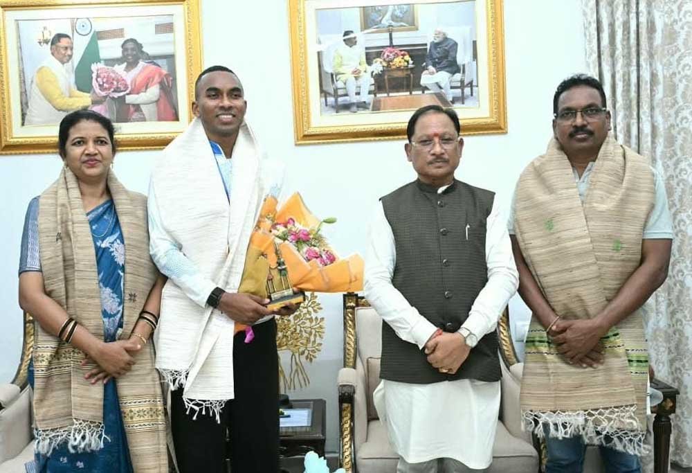 मुख्यमंत्री  विष्णु देव साय से एशियन गेम्स के कांस्य पदक विजेता एथलीट अनिमेष कुजूर ने की सौजन्य मुलाकात