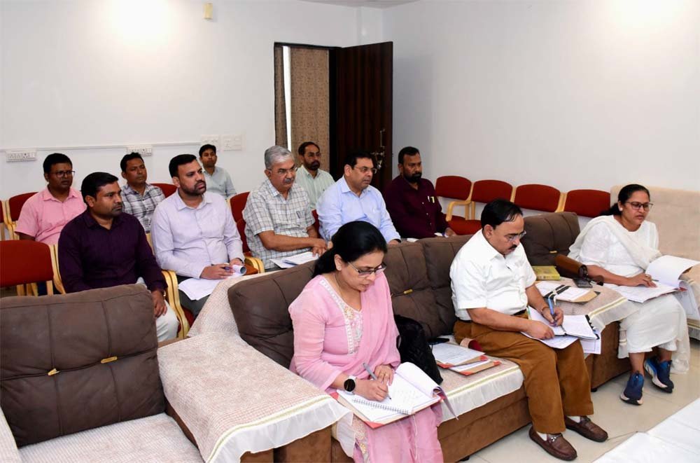 लोक निर्माण विभाग के सचिव ने निर्माण कार्यों की प्रगति की समीक्षा की लोक निर्माण विभाग के सचिव ने निर्माण कार्यों की प्रगति की समीक्षा की
