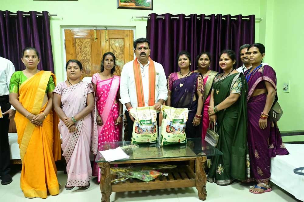 उप मुख्यमंत्री विजय शर्मा से मिलीं माँ दंतेश्वरी महिला किसान उत्पादक कंपनी की सदस्य, उप मुख्यमंत्री ने एनपीओपी प्रमाणन मिलने पर दी बधाई उप मुख्यमंत्री विजय शर्मा से मिलीं माँ दंतेश्वरी महिला किसान उत्पादक कंपनी की सदस्य, उप मुख्यमंत्री ने एनपीओपी प्रमाणन मिलने पर दी बधाई