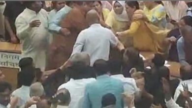 एमसीडी सदन में भारी हंगामा, महापौर के आसन पर फेंके कागज एमसीडी सदन में भारी हंगामा, महापौर के आसन पर फेंके कागज