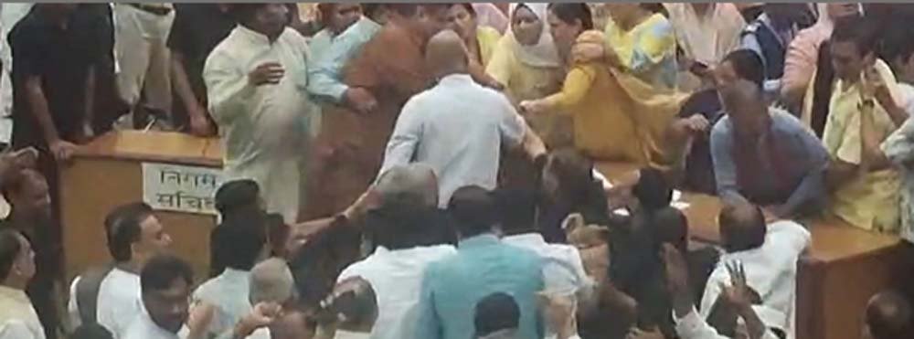 एमसीडी सदन में भारी हंगामा, महापौर के आसन पर फेंके कागज एमसीडी सदन में भारी हंगामा, महापौर के आसन पर फेंके कागज