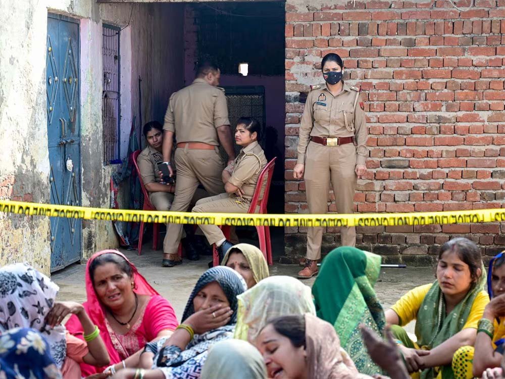 ग्रेटर नोएडा में एक ही परिवार के 5 लोगों की मौत, जांच जारी ग्रेटर नोएडा में एक ही परिवार के 5 लोगों की मौत, जांच जारी