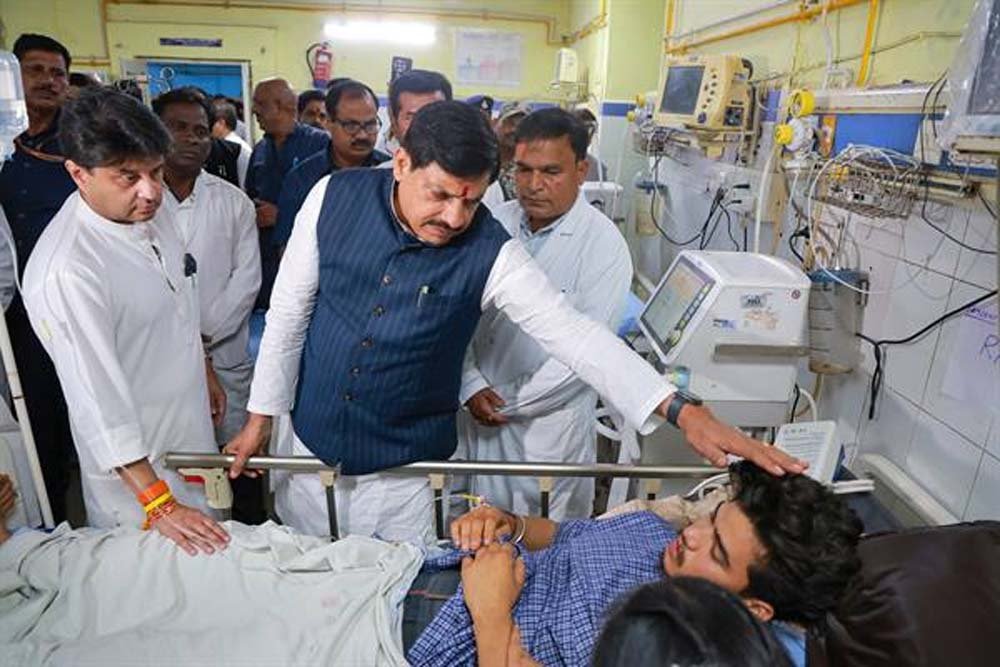 मुख्यमंत्री डॉ. यादव ने ट्रॉमा सेंटर पहुँचकर घायलों के स्वास्थ्य की ली जानकारी मुख्यमंत्री डॉ. यादव ने ट्रॉमा सेंटर पहुँचकर घायलों के स्वास्थ्य की ली जानकारी