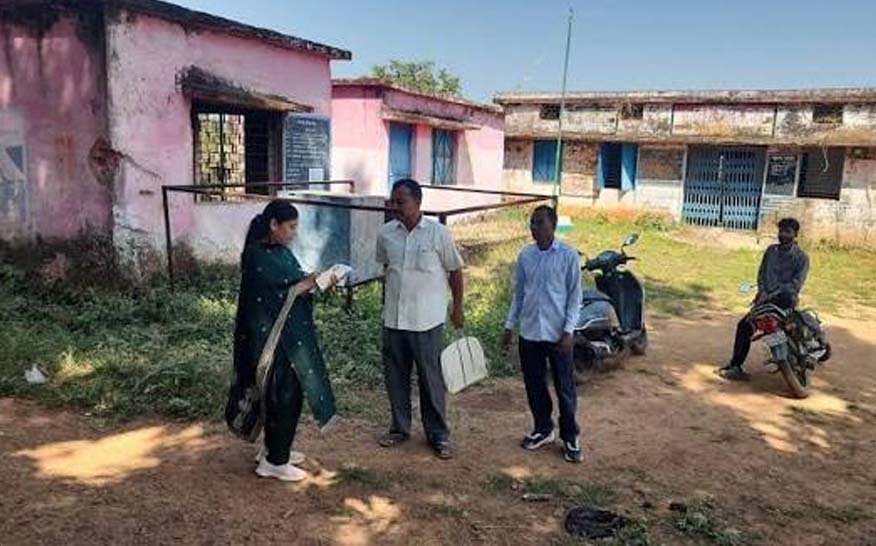 नक्सल प्रभावित रहे बालाघाट जिले के 100 गांवों को विकास की मुख्यधारा से जोड़ने के प्रशासन ने तेज किए प्रयास नक्सल प्रभावित रहे बालाघाट जिले के 100 गांवों को विकास की मुख्यधारा से जोड़ने के प्रशासन ने तेज किए प्रयास