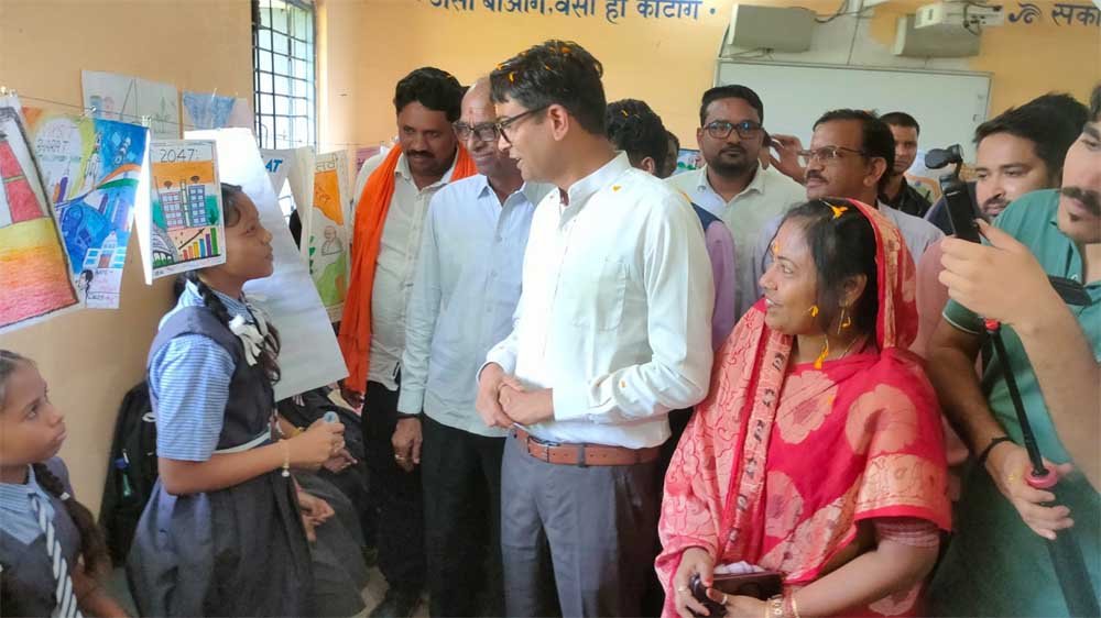 वित्त मंत्री ओ.पी. चौधरी ने पंचपारा में विद्यार्थियों की प्रतिभा को सराहा वित्त मंत्री ओ.पी. चौधरी ने पंचपारा में विद्यार्थियों की प्रतिभा को सराहा