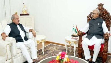 राज्यपाल पटेल से विधानसभा अध्यक्ष तोमर ने की सौजन्य भेंट राज्यपाल पटेल से विधानसभा अध्यक्ष तोमर ने की सौजन्य भेंट