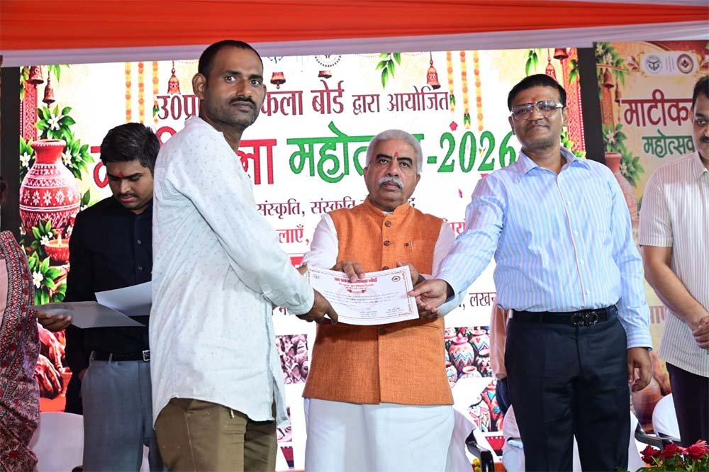 योगी सरकार की पहल से सरकारी अस्पतालों में बढ़ेगी यूपी के बुनकरों के उत्पादों की पहुंच योगी सरकार की पहल से सरकारी अस्पतालों में बढ़ेगी यूपी के बुनकरों के उत्पादों की पहुंच