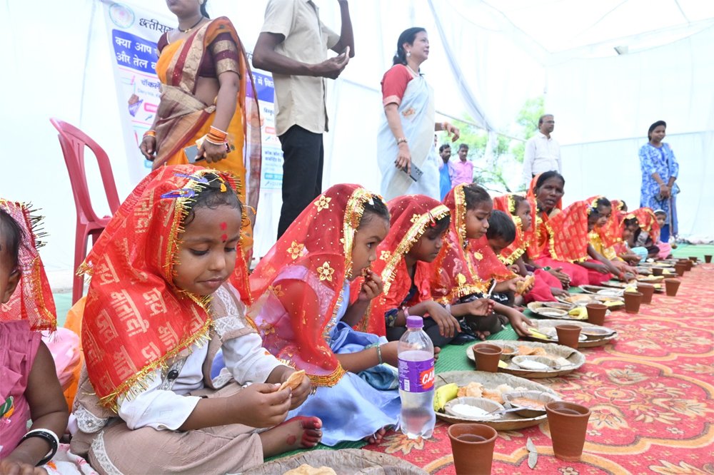350 किशोरी बालिकाओं और माताओं को स्वास्थ्य एवं सुरक्षा के प्रति किया गया जागरूक 350 किशोरी बालिकाओं और माताओं को स्वास्थ्य एवं सुरक्षा के प्रति किया गया जागरूक