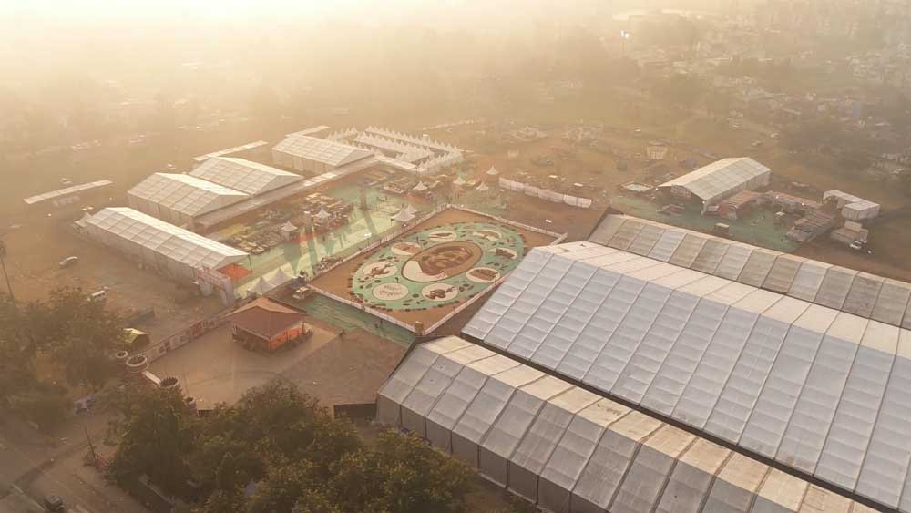 बस्तर के लालबाग में वनोपज से सजी 20,700 वर्गफीट की भव्य रंगोली ने रचा विश्व रिकॉर्ड, राष्ट्रपति द्रौपदी मुर्मु ने किया अवलोकन बस्तर के लालबाग में वनोपज से सजी 20,700 वर्गफीट की भव्य रंगोली ने रचा विश्व रिकॉर्ड, राष्ट्रपति द्रौपदी मुर्मु ने किया अवलोकन