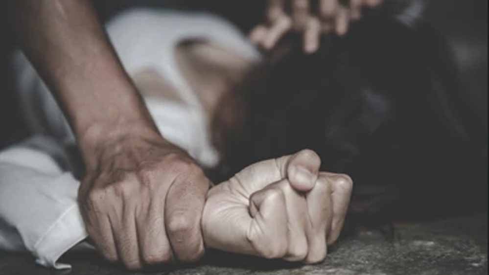 TVK पदाधिकारी पर नाबालिग से यौन शोषण का आरोप, शादी के लिए ₹25 लाख मांगने का दावा TVK पदाधिकारी पर नाबालिग से यौन शोषण का आरोप, शादी के लिए ₹25 लाख मांगने का दावा