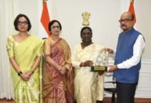 राष्ट्रपति द्रौपदी मुर्मु को राज्यपाल रमेन डेका ने भेंट की पहाड़ी मैना  की प्रतिकृति