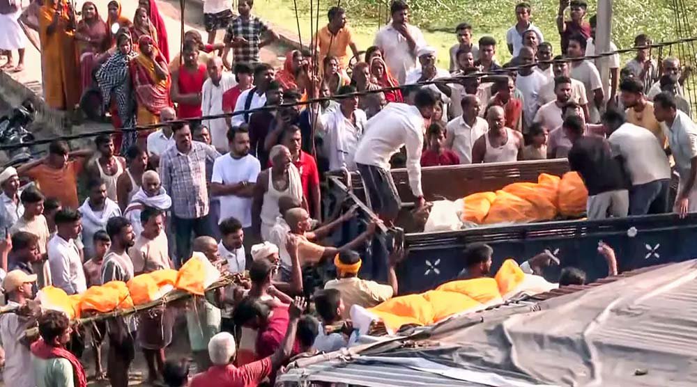 वैशाली नाव हादसा: एक साथ 13 शव देख कलेजा दहल गया, बिना बताए भोज खाने गए बच्चे फिर नहीं लौटे वैशाली नाव हादसा: एक साथ 13 शव देख कलेजा दहल गया, बिना बताए भोज खाने गए बच्चे फिर नहीं लौटे
