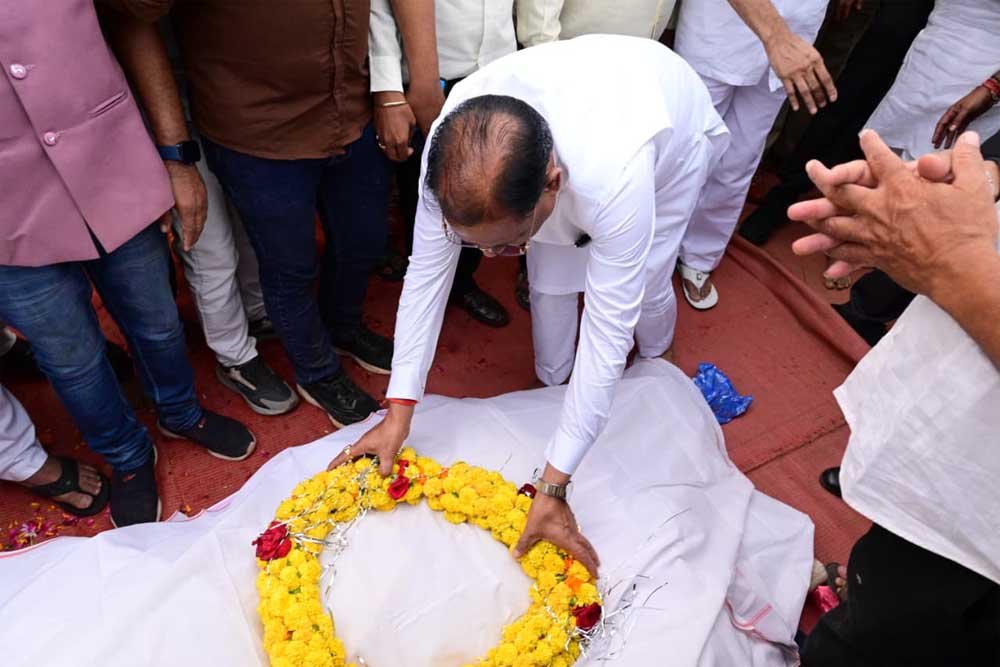 मुख्यमंत्री विष्णुदेव साय ने स्वर्गीय विधायक डोमनलाल कोर्सेवाड़ा को दी अंतिम विदाई मुख्यमंत्री विष्णुदेव साय ने स्वर्गीय विधायक डोमनलाल कोर्सेवाड़ा को दी अंतिम विदाई