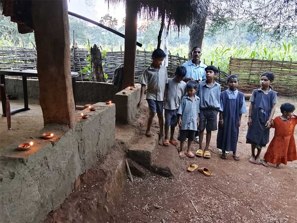 नारायणपुर के दूरस्थ अंचलों में शिक्षा की नई रोशनी नारायणपुर के दूरस्थ अंचलों में शिक्षा की नई रोशनी