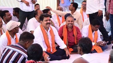ग्रामीणों के बीच जमीन पर बैठकर उप मुख्यमंत्री ने किया आत्मीय संवाद, 74.80 लाख रुपए के विकास कार्यों की दी सौगात ग्रामीणों के बीच जमीन पर बैठकर उप मुख्यमंत्री ने किया आत्मीय संवाद, 74.80 लाख रुपए के विकास कार्यों की दी सौगात