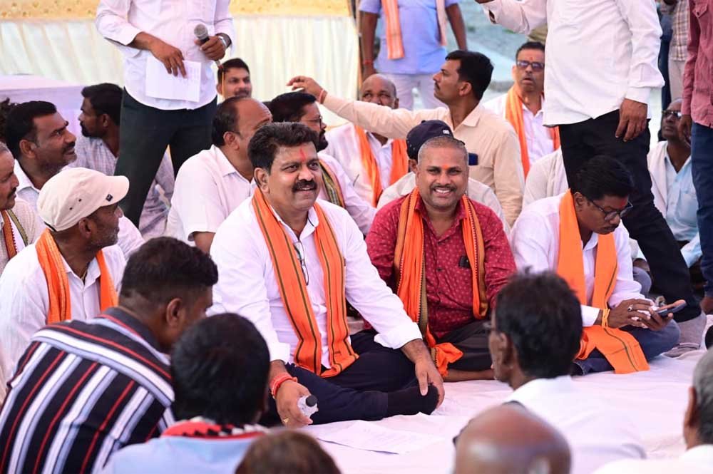 ग्रामीणों के बीच जमीन पर बैठकर उप मुख्यमंत्री ने किया आत्मीय संवाद, 74.80 लाख रुपए के विकास कार्यों की दी सौगात ग्रामीणों के बीच जमीन पर बैठकर उप मुख्यमंत्री ने किया आत्मीय संवाद, 74.80 लाख रुपए के विकास कार्यों की दी सौगात