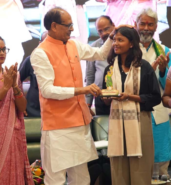 महिला किसान दिवस पर सांची में शिवराज सिंह चौहान का संवाद, 46 ग्रामीण सड़कों का भी किया भूमिपूजन महिला किसान दिवस पर सांची में शिवराज सिंह चौहान का संवाद, 46 ग्रामीण सड़कों का भी किया भूमिपूजन