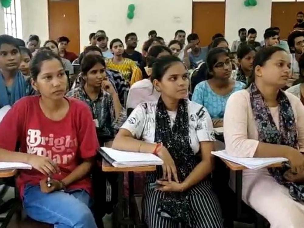 गरीब मेधावियों के सपनों को मिलेगी उड़ान, योगी सरकार ने खोले जेईई-नीट की तैयारी के द्वार गरीब मेधावियों के सपनों को मिलेगी उड़ान, योगी सरकार ने खोले जेईई-नीट की तैयारी के द्वार