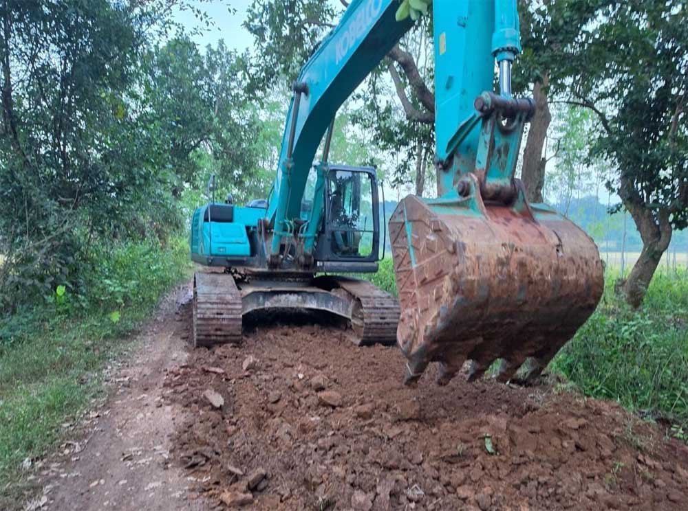 नक्सलवाद के खात्मे के बाद बस्तर में विकास को नई गति, बड़े बोदल सड़क निर्माण कार्य प्रारंभ नक्सलवाद के खात्मे के बाद बस्तर में विकास को नई गति, बड़े बोदल सड़क निर्माण कार्य प्रारंभ