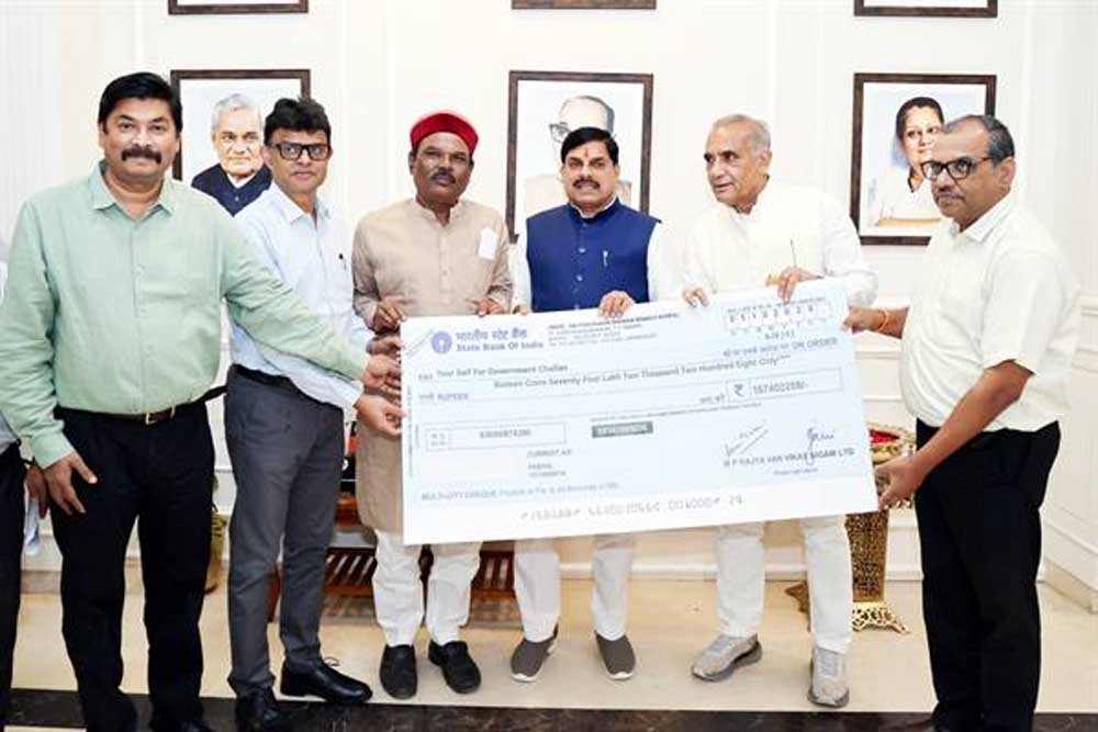 मुख्यमंत्री डॉ. यादव को वन विकास निगम की ओर से सौंपा गया 16 करोड़ 74 लाख 2 हजार रुपए के लाभांश का चेक मुख्यमंत्री डॉ. यादव को वन विकास निगम की ओर से सौंपा गया 16 करोड़ 74 लाख 2 हजार रुपए के लाभांश का चेक
