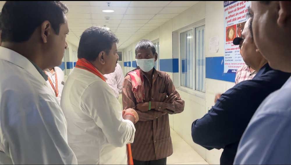 उप मुख्यमंत्री विजय शर्मा ने अस्पताल पहुंचकर जाना सड़क हादसे में घायलों का हाल उप मुख्यमंत्री विजय शर्मा ने अस्पताल पहुंचकर जाना सड़क हादसे में घायलों का हाल