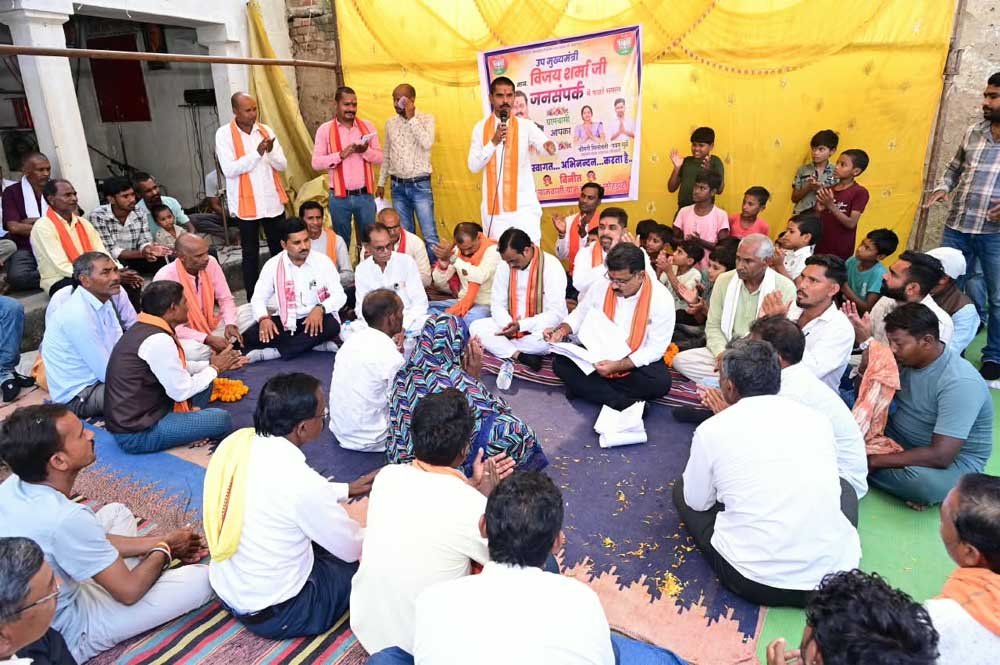 उपमुख्यमंत्री विजय शर्मा ने ग्राम लोहझरी में ग्रामीणों के बीच बैठकर किया सीधा संवाद उपमुख्यमंत्री विजय शर्मा ने ग्राम लोहझरी में ग्रामीणों के बीच बैठकर किया सीधा संवाद