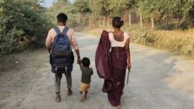 तीन साल के बेटे को लेकर 150 किमी पैदल चला झांसी का परिवार, मैहर पहुंचने की बताई वजह