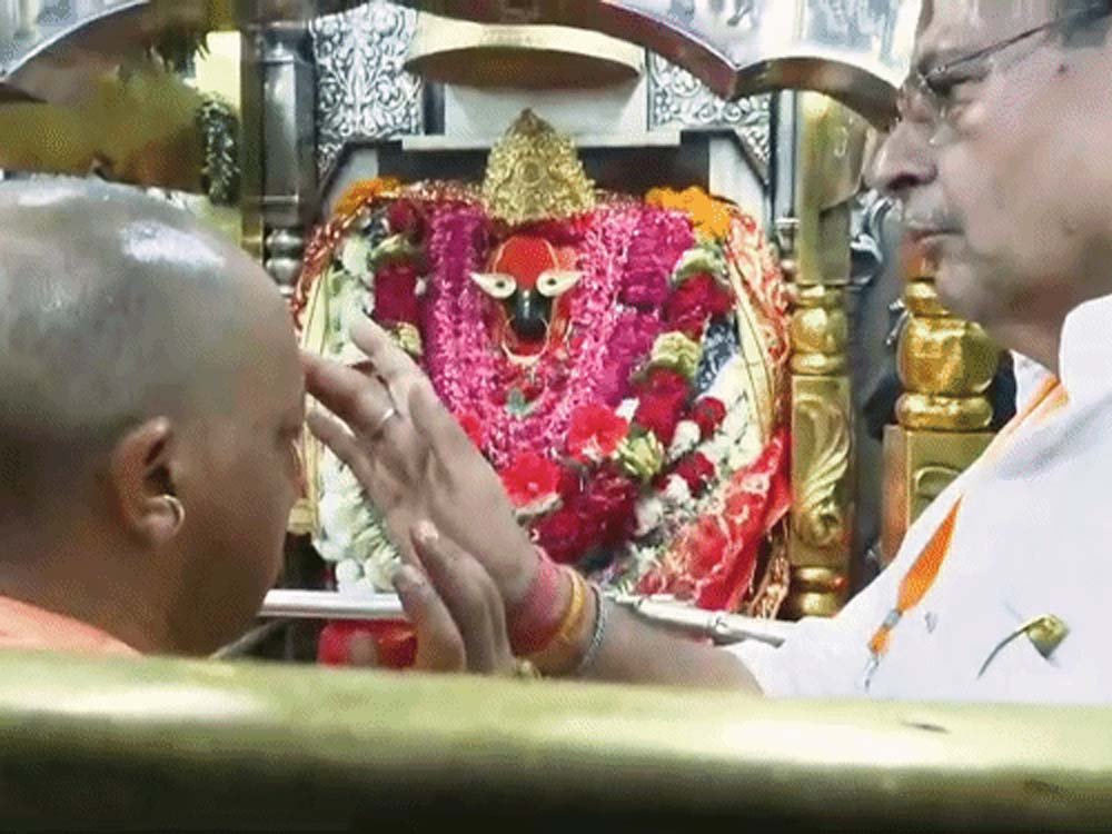 मुख्यमंत्री योगी ने विधि विधान से किया मां विंध्यवासिनी का दर्शन-पूजन मुख्यमंत्री योगी ने विधि विधान से किया मां विंध्यवासिनी का दर्शन-पूजन